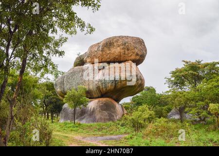 Natürliche Balancierfelsen in Epworth, außerhalb von Harare, Simbabwe, 2018. Quelle: Vuk Valcic/Alamy Stockfoto