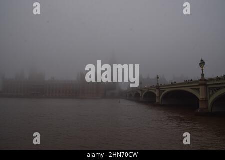 London, Großbritannien 19th. Dezember 2021. Dichter Nebel bedeckt die Houses of Parliament und Big Ben. Stockfoto