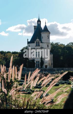 Vertikale Aufnahme des Marques-Turms von Chateau de Chenonceau an einem sonnigen Tag in Chenonceaux, Frankreich Stockfoto