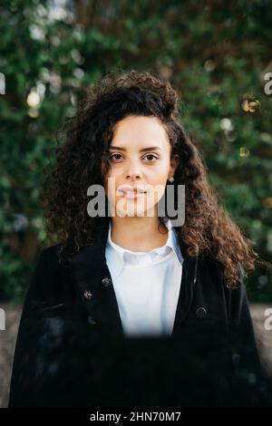 Porträt einer jungen lateinamerikanischen Frau im Freien Stockfoto