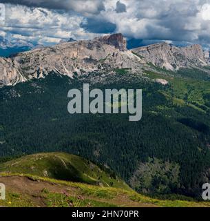 Gipfel Croda Negra, Averau, Nuvolau und Ra Gusela vom Gipfel Col di Lana in den Dolomiten Stockfoto