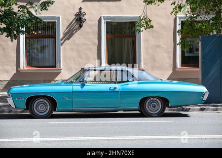 Kronstadt, Russland-ca. Aug, 2021: Der Chevrolet Impala Oldcar befindet sich auf der Stadtstraße. Es handelt sich um ein von Chevrolet für die Modelljahre 1958 gebautes Vollwagen Stockfoto