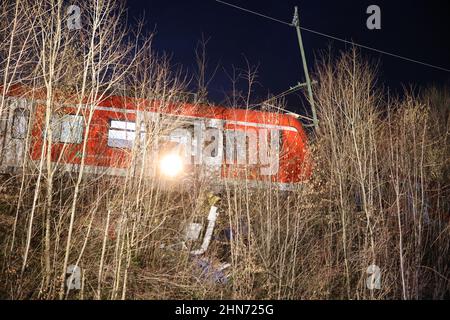 14. Februar 2022, Bayern, Schäftlarn: Rettungskräfte arbeiten am Unfallort. Bei einem Zusammenstoß zweier Nahverkehrszüge im Münchner Bezirk wurde am Montag eine Person getötet und mehr als zehn verletzt. Es gebe eine niedrige zweistellige Zahl von Verletzten, berichtete ein Sprecher des Münchner Polizeipräsidals. Foto: Matthias Balk/dpa Stockfoto