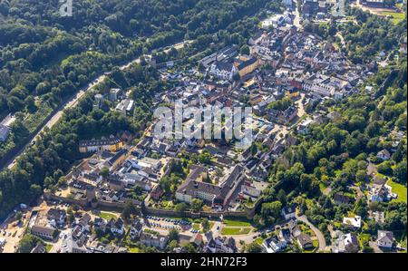 Luftaufnahme, historische Altstadt mit St. Donatus Jesuitenkirche und St. Michael's Gymnasium sowie die Stiftskirche St. Chrysanthus und Stockfoto