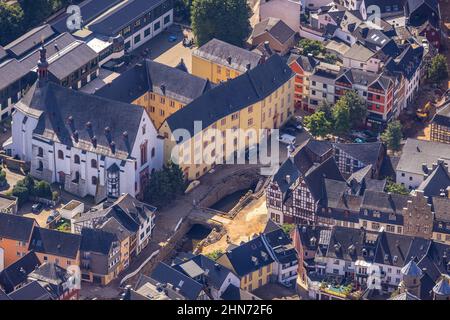 LAERIERIERIALansicht, historische Altstadt mit St. Donatus Jesuitenkirche und St. Michael-Gymnasium und zerstörter Uferbereich der Erft nach Erftflut in Bad M Stockfoto