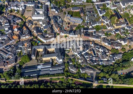 Luftaufnahme, historische Altstadt mit St. Donatus Jesuitenkirche und St. Michael's Gymnasium sowie Stiftskirche St. Chrysanthus und Daria Stockfoto