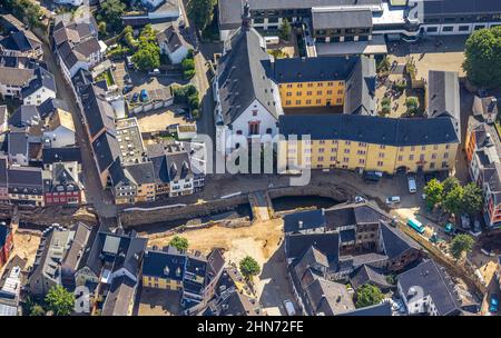 LAERIERIERIALansicht, historische Altstadt mit St. Donatus Jesuitenkirche und St. Michael-Gymnasium und zerstörter Uferbereich der Erft nach Erftflut in Bad M Stockfoto