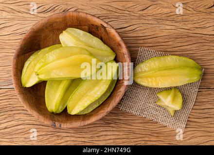 Starfruits in einer Schüssel über einem Holztisch. Stockfoto