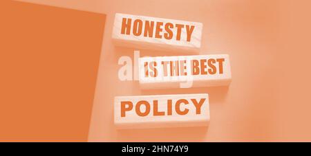 Ehrlichkeit ist die beste Politik Worte in Holzblöcken geschrieben. Vertrauenswürdig, Wahrheit, Überzeugungen und Vereinbarung Geschäftskonzept Stockfoto