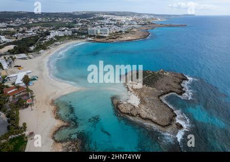 Luftdrohnenaufnahme der Küste des leeren Strandes im Winter. Sommerferien. Nissi Beach Ayia Napa, Zypern Stockfoto