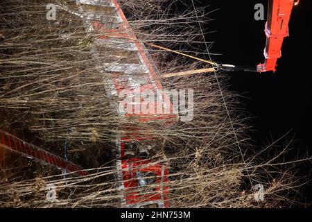 14. Februar 2022, Bayern, Schäftlarn: Am Unfallort ist ein Kran im Einsatz. Bei einem Zusammenstoß zweier Nahverkehrszüge im Münchner Bezirk wurde am Montag eine Person getötet und mehr als zehn verletzt. Es gebe eine niedrige zweistellige Zahl von Verletzten, berichtete ein Sprecher des Münchner Polizeipräsidals. Foto: Matthias Balk/dpa Stockfoto