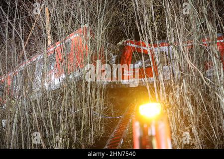 14. Februar 2022, Bayern, Schäftlarn: Am Unfallort ist ein Triebwagen zu sehen. Bei einem Zusammenstoß zweier Nahverkehrszüge im Münchner Bezirk wurde am Montag eine Person getötet und mehr als zehn verletzt. Es gebe eine niedrige zweistellige Zahl von Verletzten, berichtete ein Sprecher des Münchner Polizeipräsidals. Foto: Matthias Balk/dpa Stockfoto