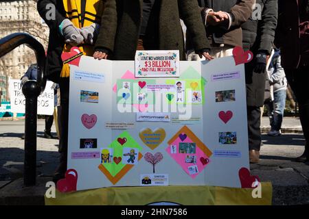 New York City, USA. 14th. Februar 2022. Am Valentinstag versammelte sich am 14. Februar 2022 eine Koalition ausgegrenzter Arbeitnehmer auf dem Union Square in New York City, um Gouverneur Kathy Hochul aufzufordern, das soziale Sicherheitsnetz zu erweitern, um in Krisenzeiten die eingewanderten Arbeitskräfte von New York einzubeziehen (Foto: Karla Coté/Sipa USA). Quelle: SIPA USA/Alamy Live News Stockfoto