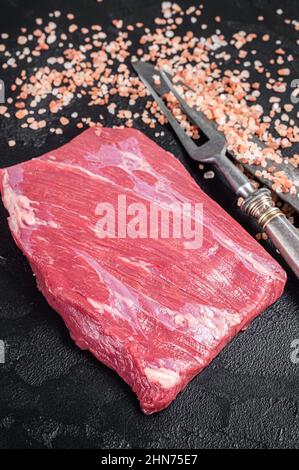 Ungekochte Raw Flap Flanke Rindfleisch Fleischsteak auf Küchentisch. Schwarzer Hintergrund. Draufsicht Stockfoto