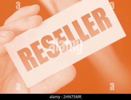 Geschäftsmann mit einer Karte mit Reseller-Wort. Geschäftskonzept weiterverkaufen Stockfoto