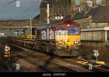 Die dieselelektrische Lok der Baureihe 66 66059 EWS fährt am Montag, den 14th. Februar 2022, mit einem Ingenieurzug durch Carnforth auf der West Coast Main Line. Stockfoto