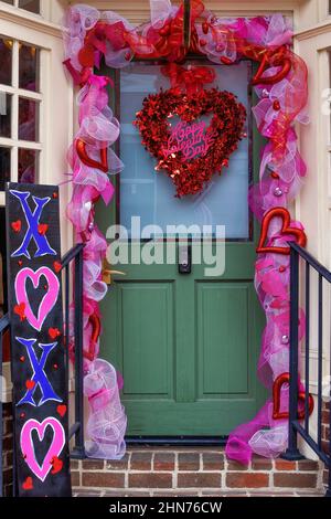 Jonesborough, Tennessee, USA - 12. Februar 2022: Die älteste Stadt in Tennessee, Händler schmücken, um Valentinstag und Schokolade Verkostung Tag zu feiern. Stockfoto