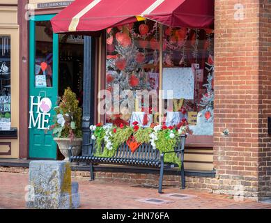 Jonesborough, Tennessee, USA - 12. Februar 2022: Die älteste Stadt in Tennessee, feiert den Valentinstag und den Schokoladenverkostungstag. Stockfoto