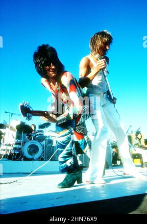 SANTA BARBARA, CA - 13. OKTOBER: Rod Stewart und Ron Wood of the Faces treten am 13. Oktober 1973 in Santa Barbara, Kalifornien, in einem Konzert an der University of California im Santa Barbara Campus Stadium auf. Bild: Jeffrey Mayer / Rock Negative / MediaPunch Stockfoto