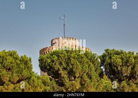 Weißer Turm. Eine osmanische Festung und ein ehemaliges Gefängnis, in dem eine interaktive Ausstellung zur Stadtgeschichte gezeigt wird. Thessaloniki, Griechenland. Stockfoto