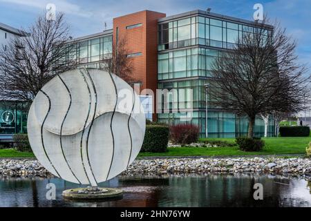 Poise, eine Skulptur von Angela Conner vor dem Informationsbüro des Park West Business Park in Dublin, Irland. Stockfoto