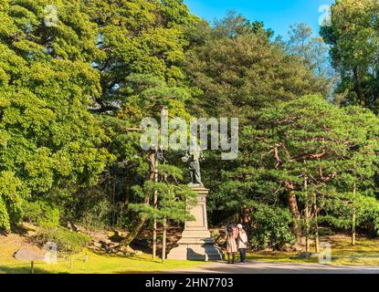 tokio, japan - 09 2021. april: Touristen am Fuß der bronzenen oxidierten Statue des japanischen Helden Umashimadenomikoto, die 1894 von Chokichi Suzuki o modelliert wurde Stockfoto