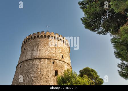 Weißer Turm. Eine osmanische Festung und ein ehemaliges Gefängnis, in dem eine interaktive Ausstellung zur Stadtgeschichte gezeigt wird. Thessaloniki, Griechenland. Stockfoto