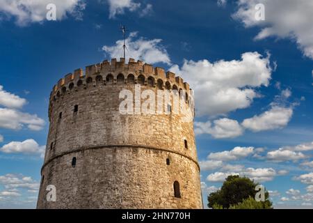 Weißer Turm. Eine osmanische Festung und ein ehemaliges Gefängnis, in dem eine interaktive Ausstellung zur Stadtgeschichte gezeigt wird. Thessaloniki, Griechenland. Stockfoto