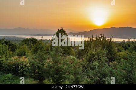 Blick auf den künstlichen See Polyfytos, die Servia Neraida Brücke und das Dorf Velventos. Larissa, Griechenland. Stockfoto