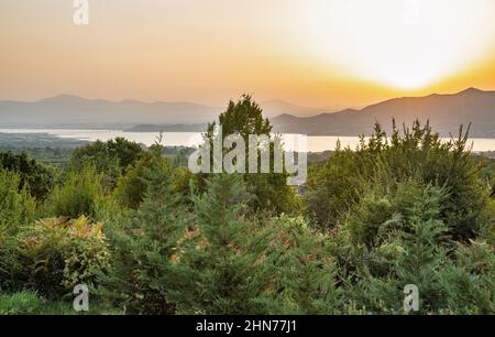 Blick auf den künstlichen See Polyfytos, die Servia Neraida Brücke und das Dorf Velventos. Larissa, Griechenland. Stockfoto