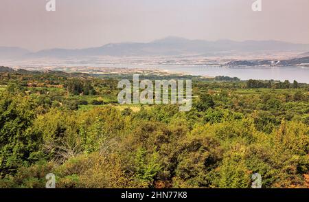 Blick am Morgen auf den künstlichen See Polyfytos, die Brücke Servia Neraida und das Dorf Velventos. Larissa, Griechenland. Stockfoto