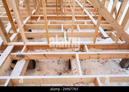 Details der hölzernen Basis und Bodenbelag eines Rahmenhauses, Wintersaison Stockfoto