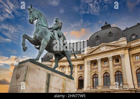 Dramatischer Sonnenuntergang Himmel und Reiterstatue von Carol I vor der Universitätsbibliothek in Bukarest, Rumänien Stockfoto