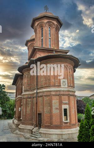 Dramatischer Blick über die Kretzulescu-Kirche in Bukarest, Rumänien Stockfoto