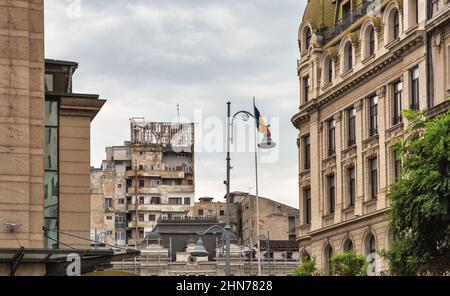 Ein verfallenes, mehrstöckiges Wohngebäude mitten im Zentrum von Bukarest, Rumänien. Stockfoto