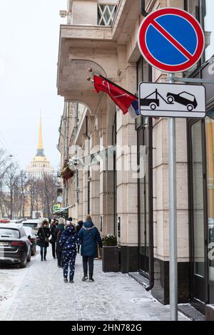 Saint-Petersburg, Russland-circa Jan, 2022: Der Voznesensky Prospekt befindet sich in der Nähe der Isaakskathedrale oder der Isaakievskiy Sobor im Winter. Der Stockfoto