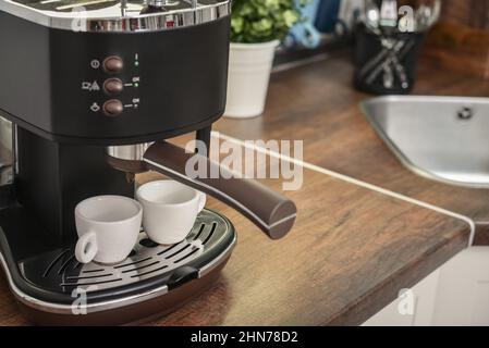 Kaffeemaschine mit zwei Tassen in der modernen Küche closeup Stockfoto