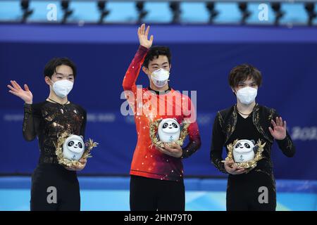 Peking, China. 10th. Februar 2022. (L-R) Yuma Kagiyama (JPN), Nathan Chen (USA), Shoma Uno (JPN) Figure Skating: Men's Flower Ceremony während der Olympischen Winterspiele 2022 in Peking im Capital Indoor Stadium in Beijing, China . Kredit: Koji Aoki/AFLO SPORT/Alamy Live Nachrichten Stockfoto