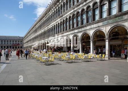 Musiker, die Musik für die Touristen spielen, die sich um den Markusplatz versammeln die Musik wird von den Restaurants Quadri, Lavena und Florian auf einer Da gespielt Stockfoto