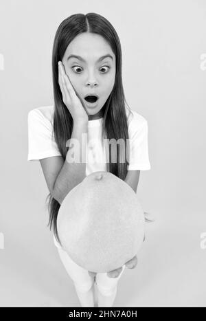 oh mein gott. Große exotische Zitrusfrüchte. Natürliche Bio reifen frischen Pummelo. Gesundes Leben. Obst Ernährung. Stockfoto