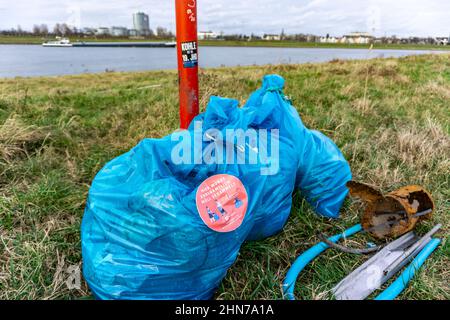 Der Rhein bei Düsseldorf, Müllsäcke in den Rheinwiesen gesammelt, warten darauf, weggenommen zu werden, freiwillige Sammelaktion, #Reinrhein, NRW, Germ Stockfoto