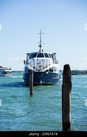 Die großen Kreuzschiffe, die täglich auf Venedig abfahren und mit ihnen Massen eifriger Touristen mit Wassersteuer von Schiff zu Land bringen Stockfoto