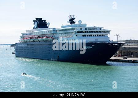 Die großen Kreuzschiffe, die täglich auf Venedig abfahren und mit ihnen Massen eifriger Touristen mit Wassersteuer von Schiff zu Land bringen Stockfoto