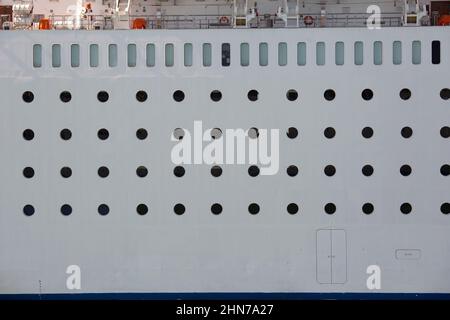 Die großen Kreuzschiffe, die täglich auf Venedig abfahren und mit ihnen Massen eifriger Touristen mit Wassersteuer von Schiff zu Land bringen Stockfoto