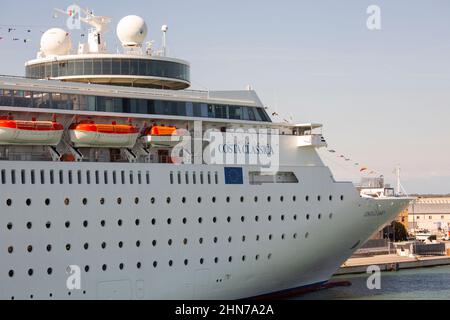 Die großen Kreuzschiffe, die täglich auf Venedig abfahren und mit ihnen Massen eifriger Touristen mit Wassersteuer von Schiff zu Land bringen Stockfoto