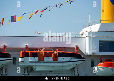 Die großen Kreuzschiffe, die täglich auf Venedig abfahren und mit ihnen Massen eifriger Touristen mit Wassersteuer von Schiff zu Land bringen Stockfoto