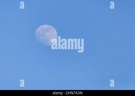 Blick auf den zunehmenden Halbmond in einem blauen Himmel Stockfoto