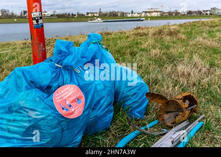 Der Rhein bei Düsseldorf, Müllsäcke in den Rheinwiesen gesammelt, warten darauf, weggenommen zu werden, freiwillige Sammelaktion, #Reinrhein, NRW, Germ Stockfoto