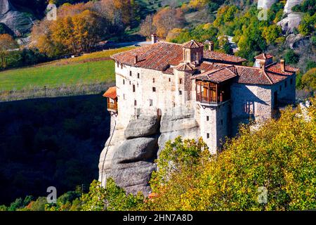 Toller Blick auf die Klippen. Großes altes Kloster von varlaam auf einem hohen Felsen in meteora, thessalien, griechenland. Stockfoto