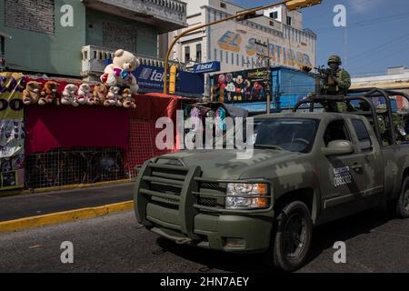 Veracruz, Mexiko. 14th. Februar 2022. Schwer bewaffnete Soldaten patrouillieren in der Stadt und fahren an einem Geschäft vorbei, in dem zum Valentinstag Bären verkauft werden. Quelle: Felix Marquez/dpa/Alamy Live News Stockfoto